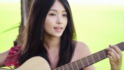 清纯的妹妹稻田野里来一首吉他，悦耳动听之后来一番骚操作，自慰扣小穴喷出很多淫水，爽死啦！