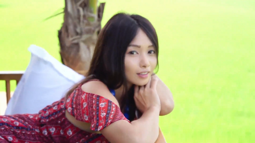 清纯的妹妹稻田野里来一首吉他，悦耳动听之后来一番骚操作，自慰扣小穴喷出很多淫水，爽死啦！-第2张图片-萌站