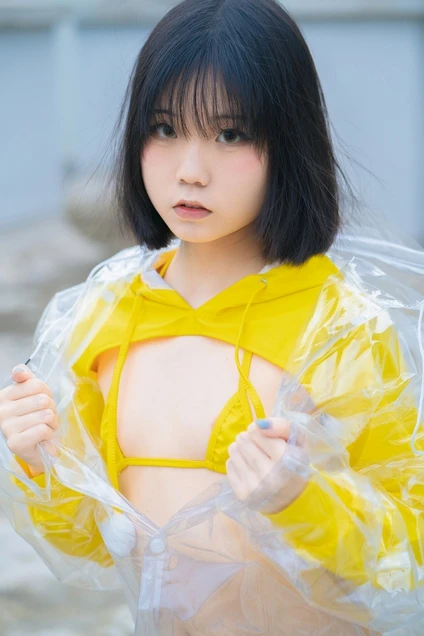 [三次元] 一只小栗奈 - 天台小雨衣 [169P1V 974MB]