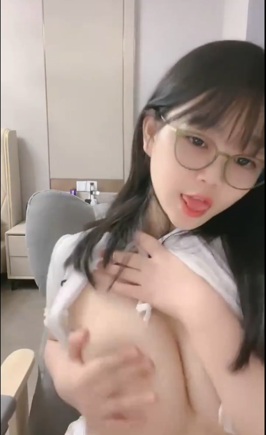 甜美眼镜美少女大胸大屁股娇喘拍水淫荡至极
