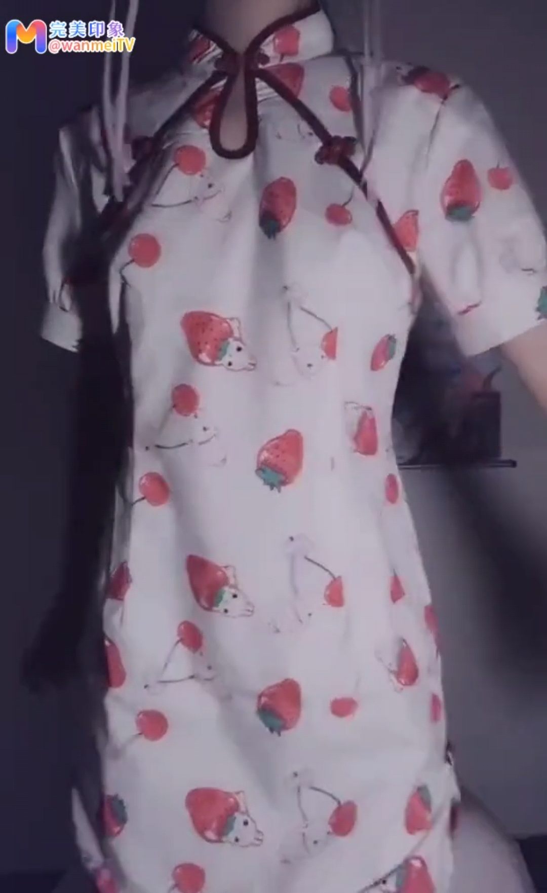 清纯高中生萝莉展示白嫩身材