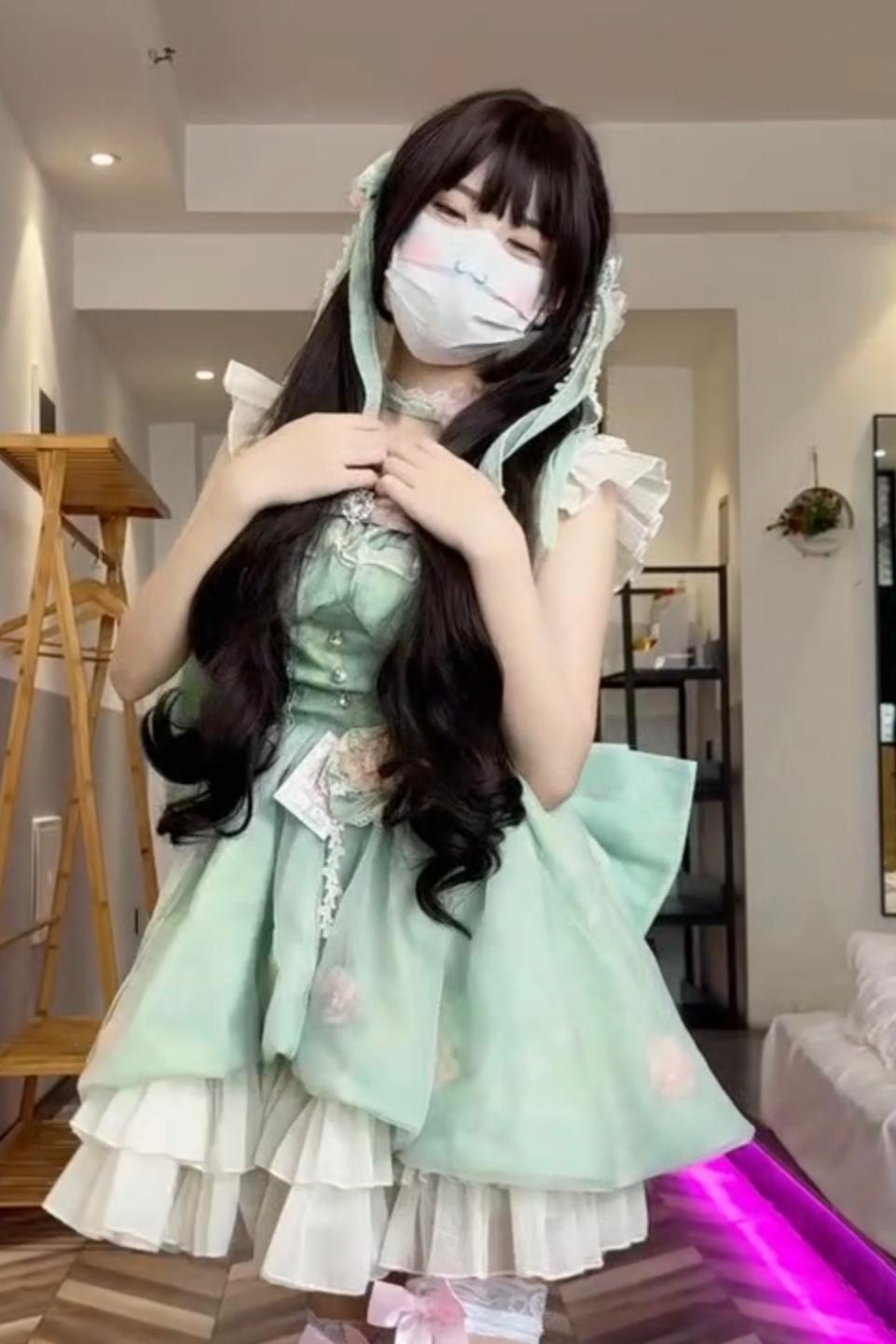 妹妹换新衣服了哥哥没忍住把妹妹操了