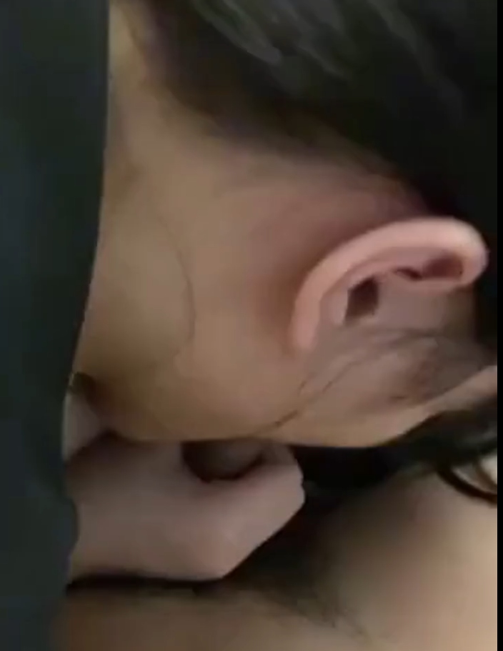 父女乱伦和高中生女儿的小日常，让中学生女儿上位跨坐在爸爸身上
