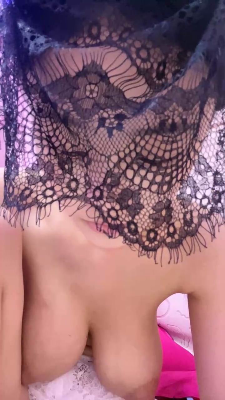 真实的巨乳爱好者，大哥手中奶子揉捏变形，跟狼友互动听指挥口交大鸡巴