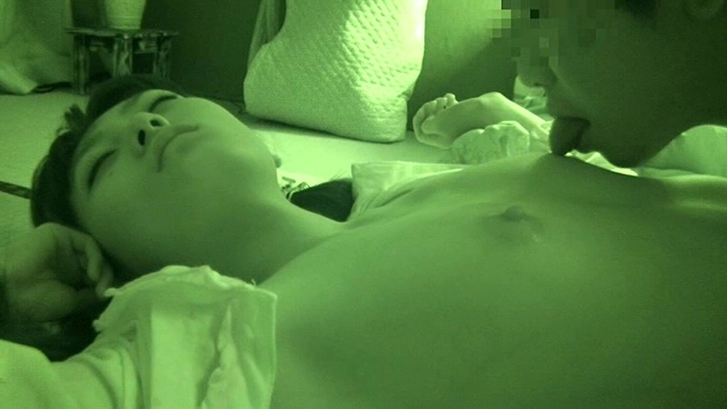 趁妹妹睡着  偷偷溜进她的房间  然后。。。。