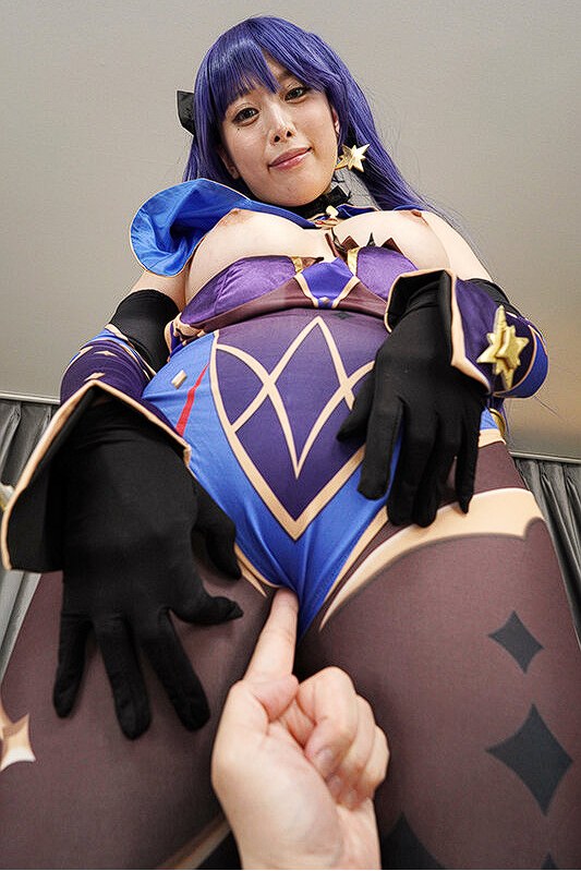 【VR】えちえち 美巨乳レイヤーとイベント終わりにホテルでオフパコ！ えろコス誘惑美少女と同人誌みたいな連続ナマ中出しSEXで童貞卒業！ 中丸未来原神莫娜-第4张图片-萌站
