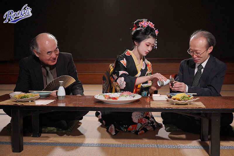 京都で見つけた舞妓さんAVデビュー 花街で予約殺到！笑顔のかわいい舞妓さんが着物を脱ぎすてお座敷でイキまくる！ 賀川かのこ-第3张图片-萌站