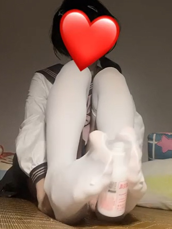 让超可爱的单纯白丝小男娘帮你足交叭