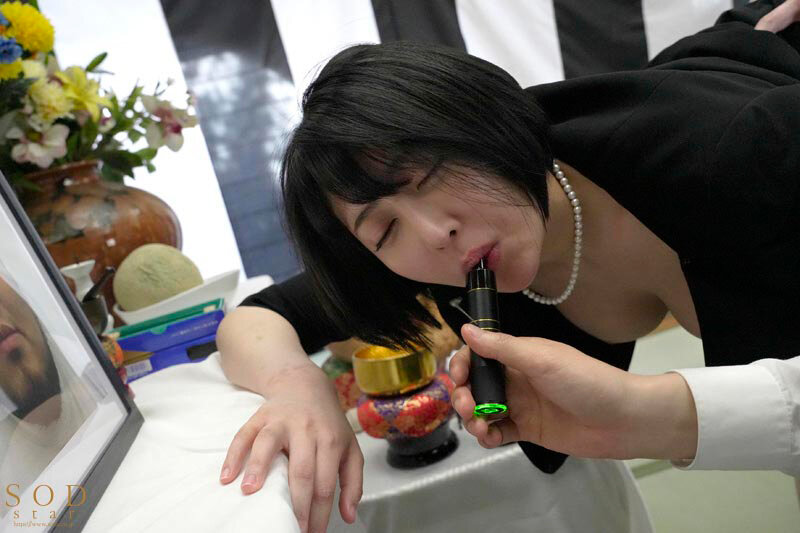 ガンギマリ喪服未亡人 葬儀会場で親戚達に媚ヤクを盛られ、2年振りの快楽にキメセク痙攣エクスタシーし続ける… 夏目響-第7张图片-萌站