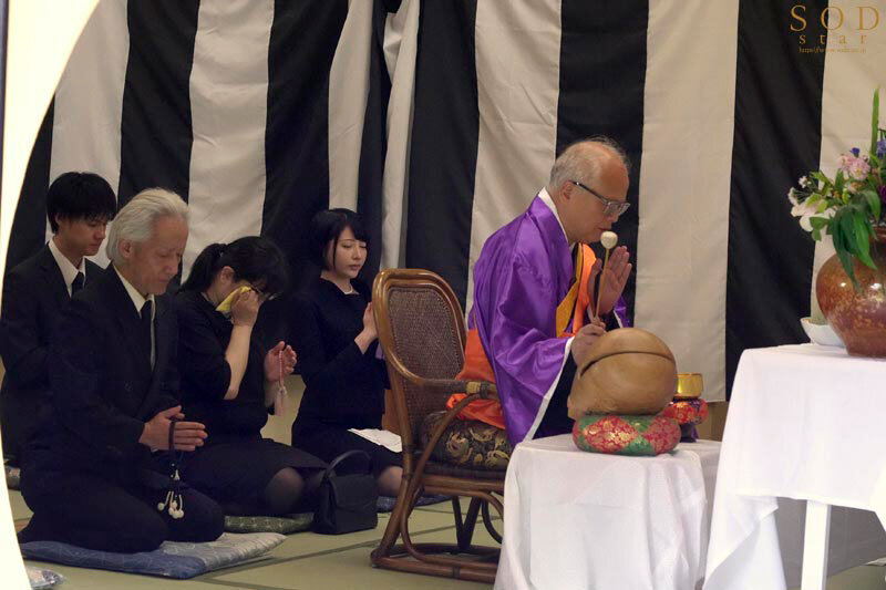ガンギマリ喪服未亡人 葬儀会場で親戚達に媚ヤクを盛られ、2年振りの快楽にキメセク痙攣エクスタシーし続ける… 夏目響-第12张图片-萌站