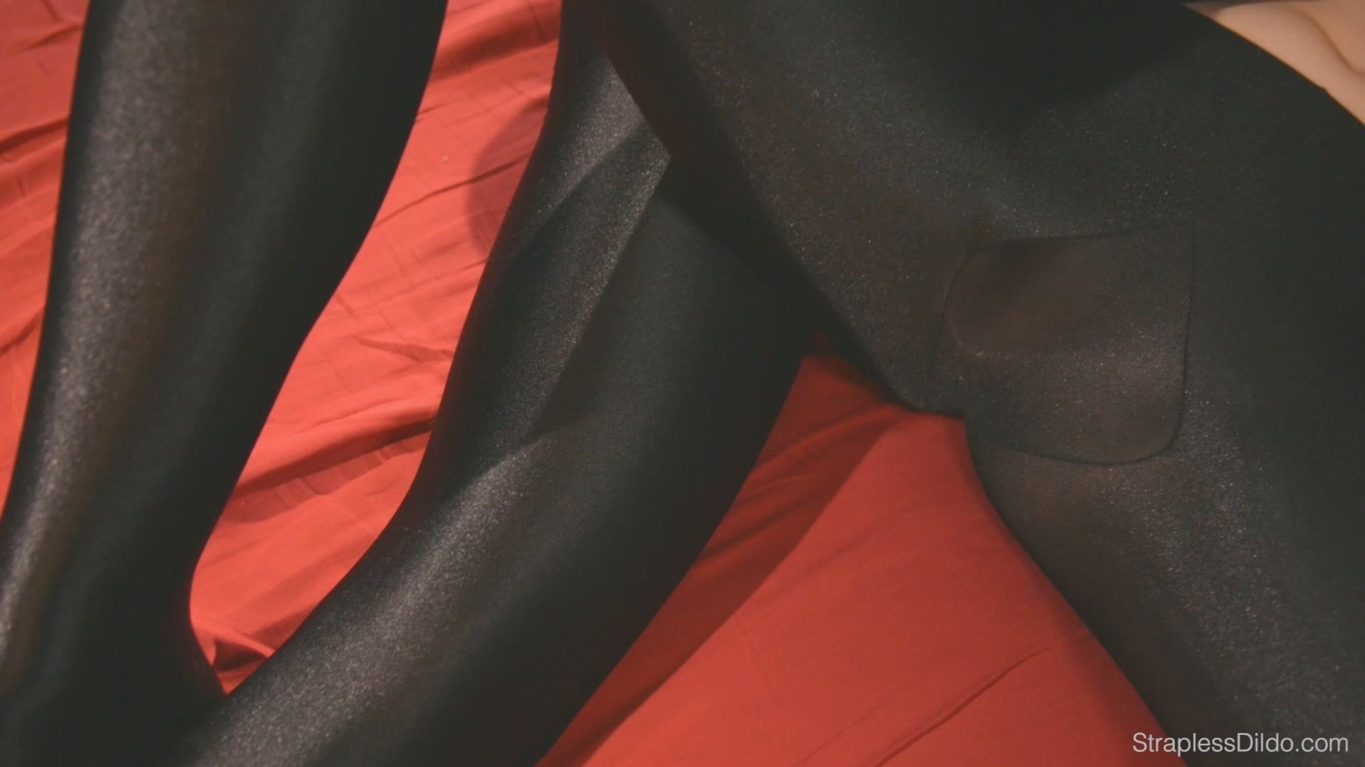 【丝袜/百合】romance_in_silky_black_pantyhose-第3张图片-萌站