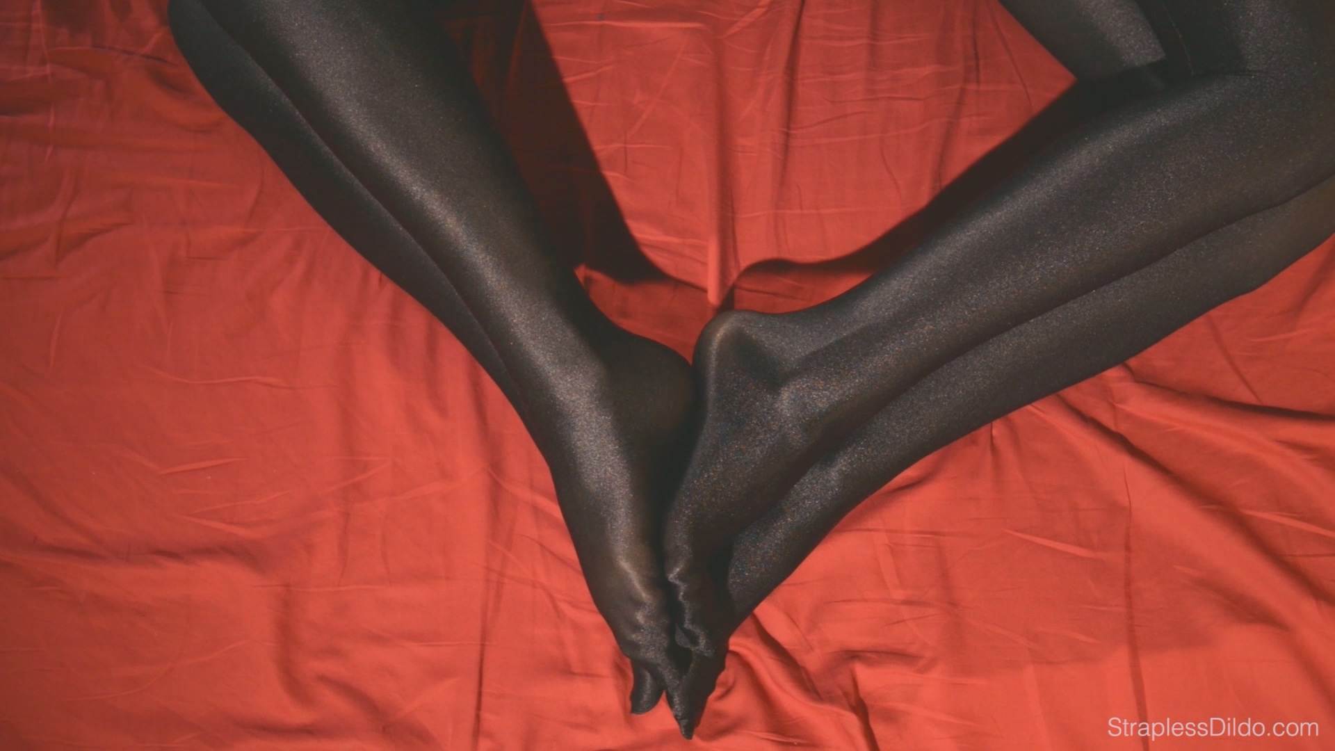 【丝袜/百合】romance_in_silky_black_pantyhose-第4张图片-萌站