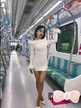 明星颜值反差女神〖sunwall〗地铁里的小荡妇勾引陌生人洗手间偷偷打炮