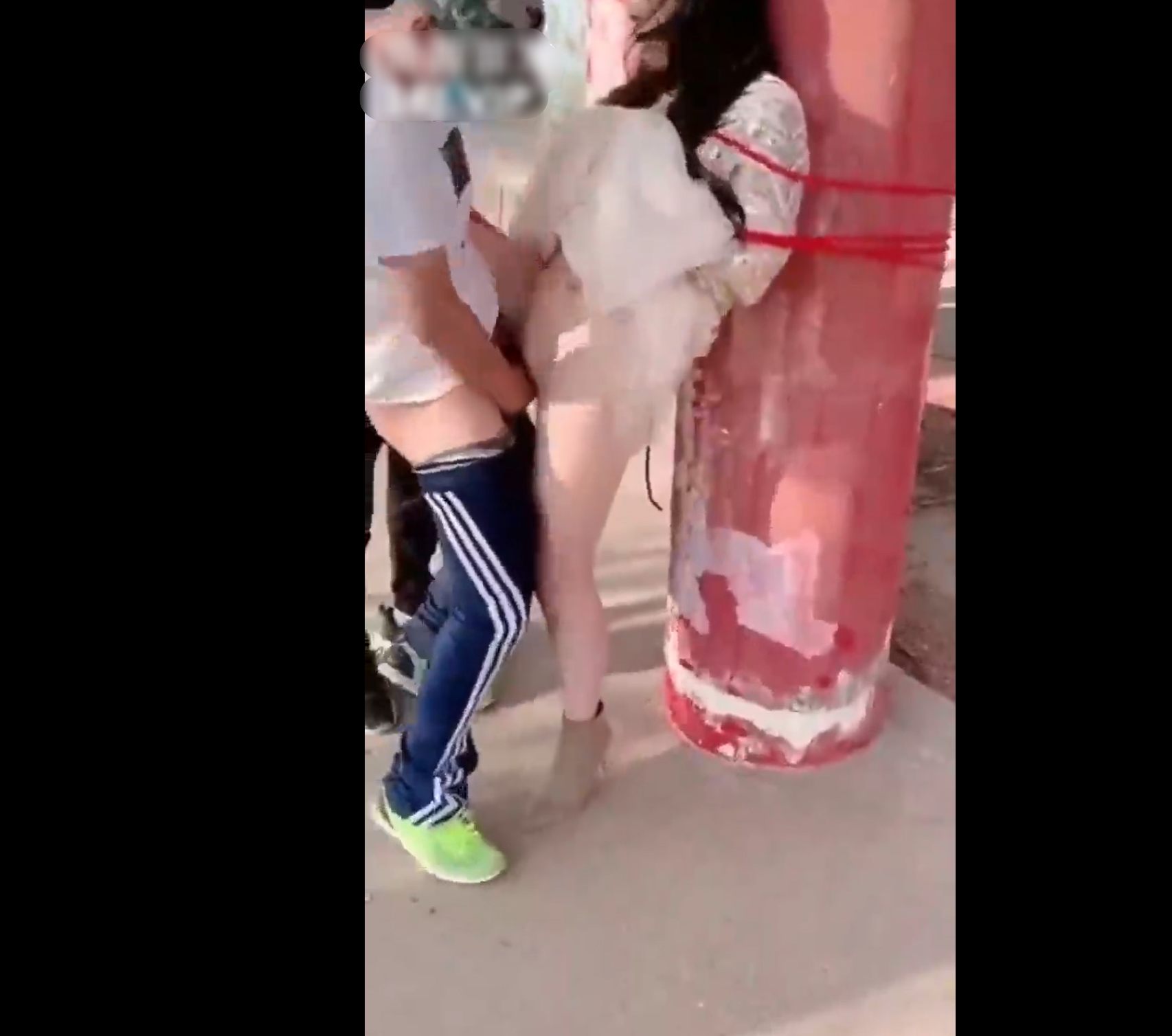 假期大学生美女出游，在野外被捆绑在柱子上强奸