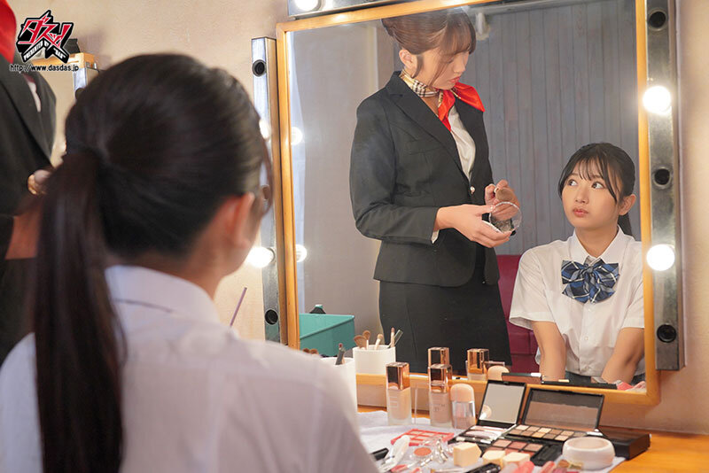 在充滿彈性的唇和舌頭交織的濕潤女同性戀之吻中，高挑美女BA被華麗美少女誘惑而墮入女同性戀的深淵。
