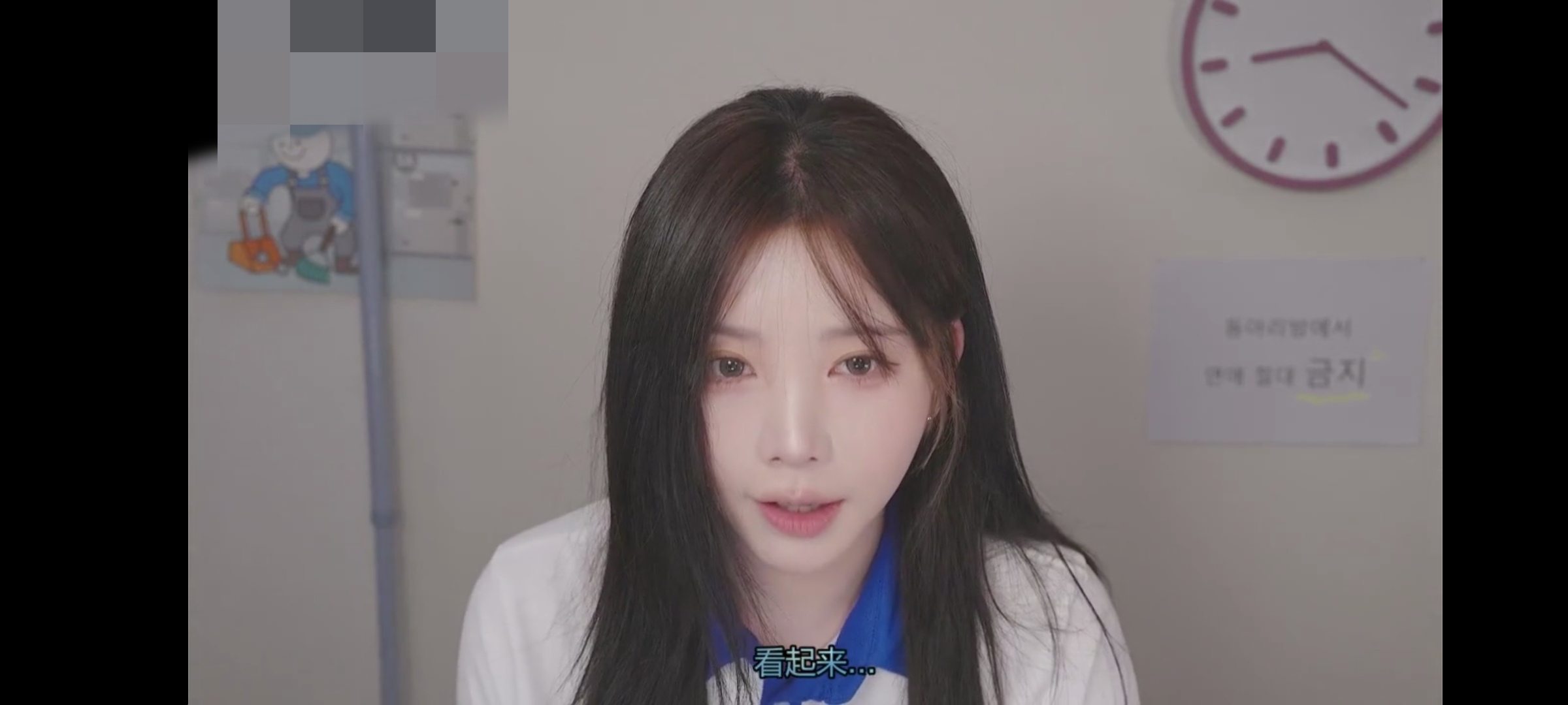 Yoonying 俱乐部房间里清理和舔丙烯酸