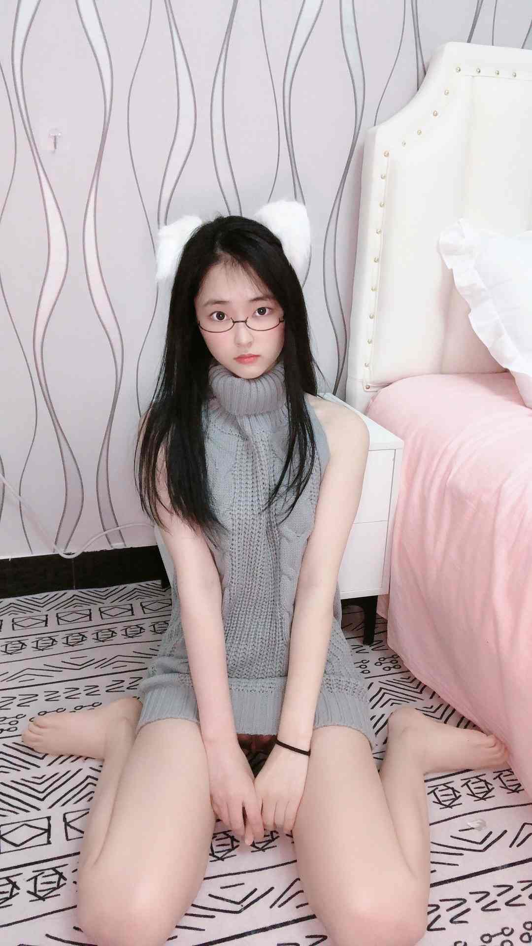高颜值可爱超骚美少女福利姬 芋喵喵 21套合集 掰开小穴张开腿
