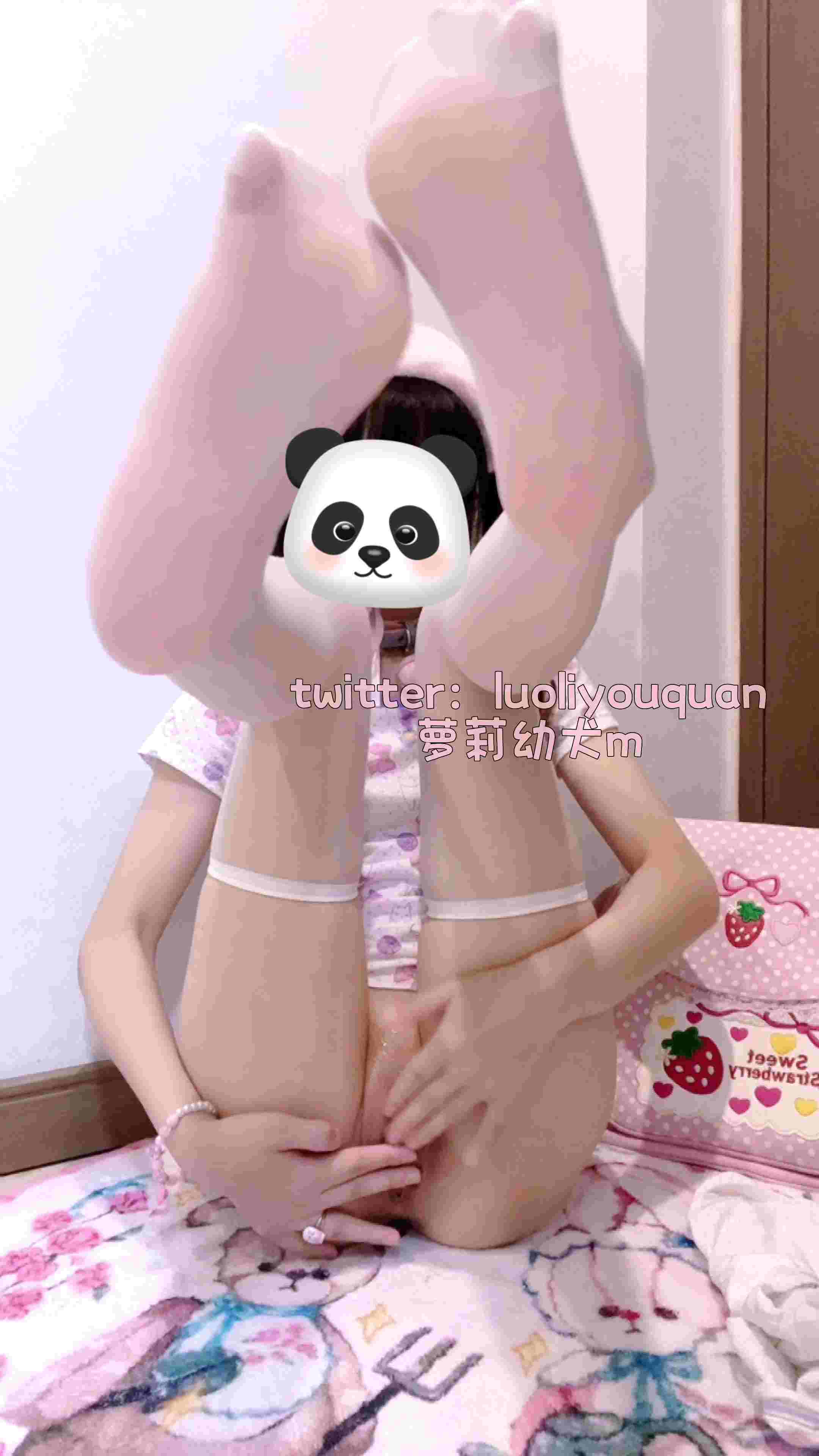 【萝莉】推特绝顶小萝莉福利姬 萝莉幼犬 标准萝莉白虎身材 小骚母狗 掰开腿自拍 3部短视频整理-第37张图片-萌站