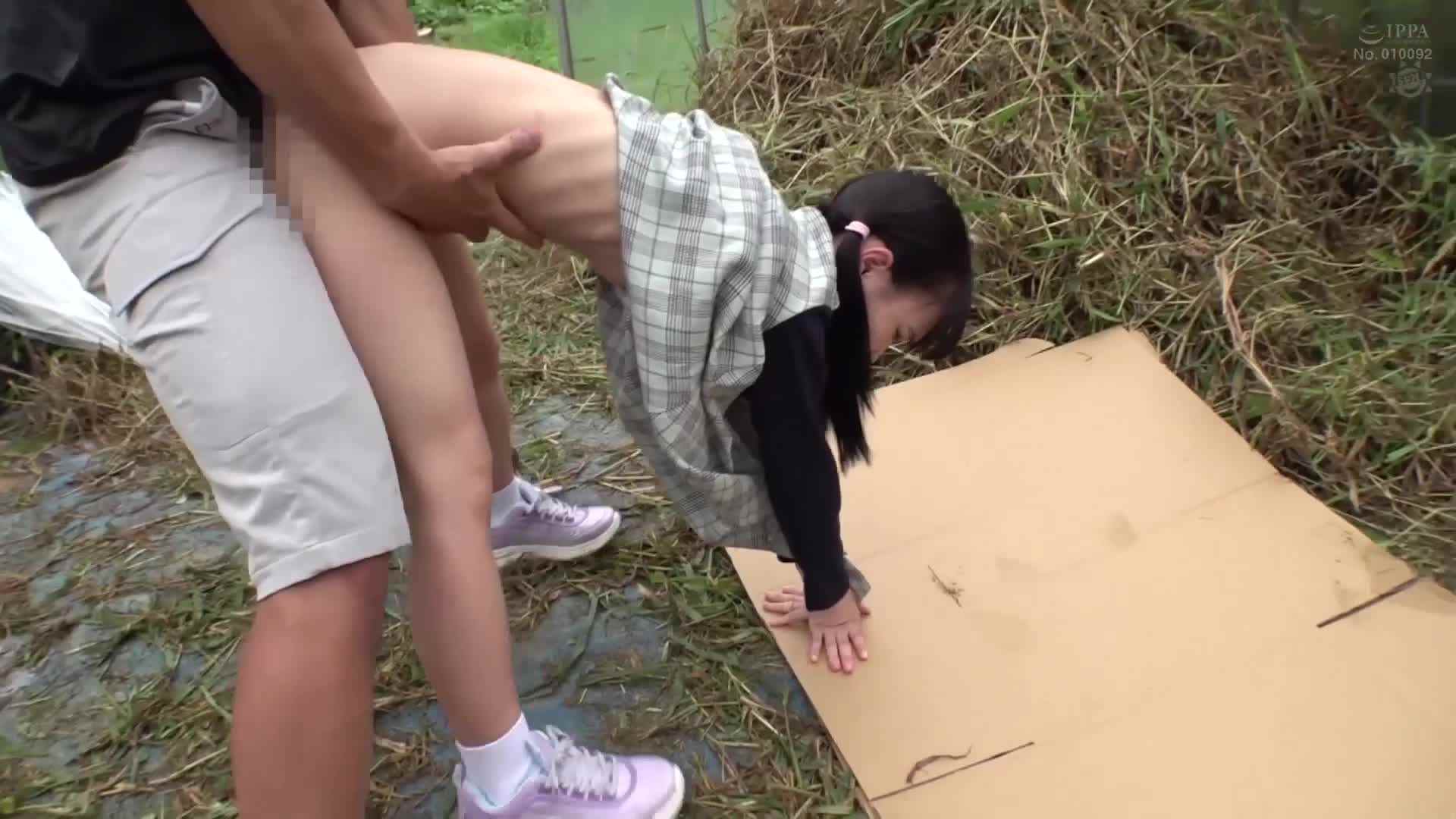 被大叔在户外后入，教室被三个人乱玩的小骚货-第2张图片-萌站