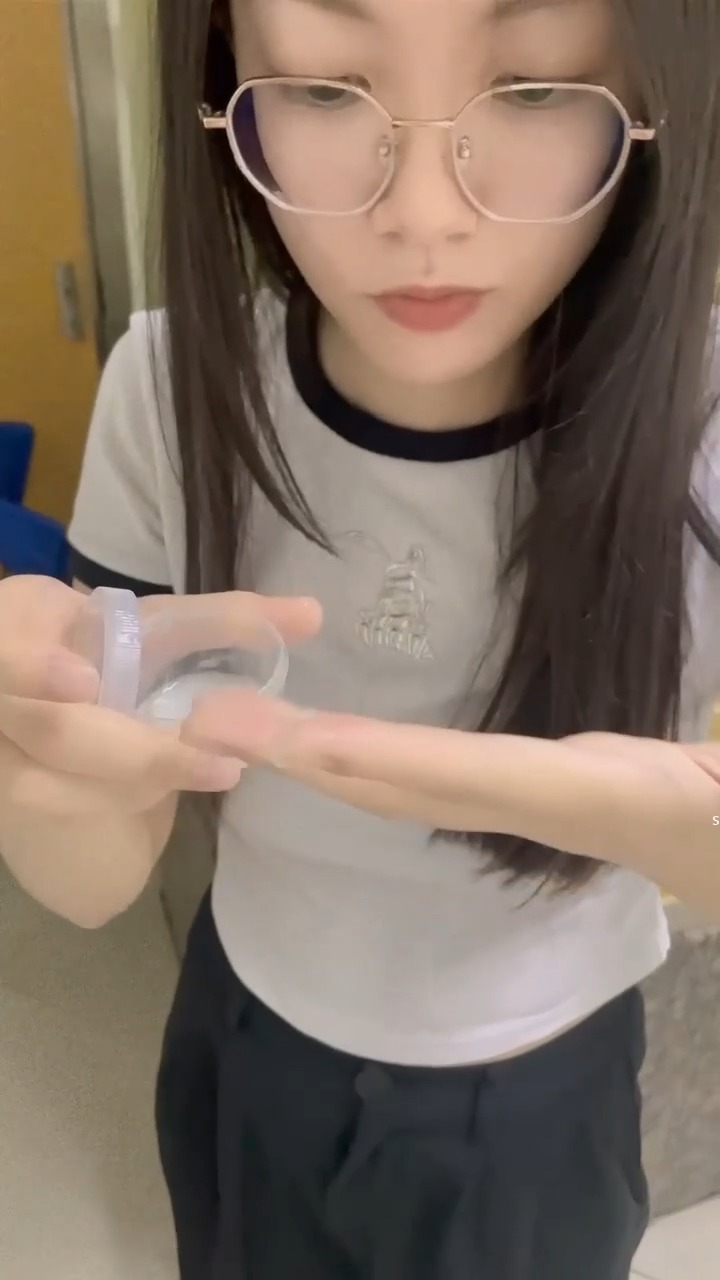 暑假重磅福利❤️某三甲医院极品反差婊护士吴新园遭绿帽老公泄密流出最爱吃大屌医院取精 2.4G-第2张图片-萌站