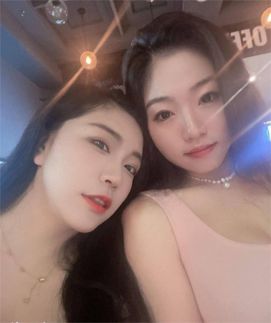静安母女，淫乱日常泄露  带着19岁的女儿一起服侍金主  家中3P啪啪 不雅视频曝光HK2