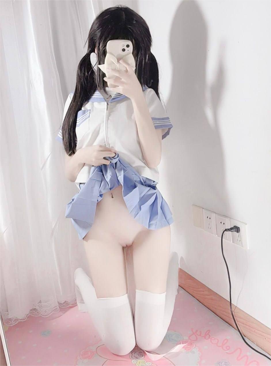这小脸蛋挺可爱的，身材也是一绝，让人恨不得狠狠疼爱一番😻OL2