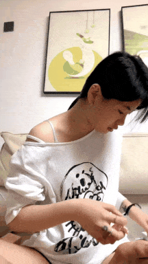 视=5颜值很高的妹子全程露脸满背纹身，被好姐妹在奶子上写骚逼求草，掰开骚穴给狼友看特写撅着屁股发骚烟燎逼毛-第10张图片-萌站