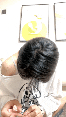 视=5颜值很高的妹子全程露脸满背纹身，被好姐妹在奶子上写骚逼求草，掰开骚穴给狼友看特写撅着屁股发骚烟燎逼毛-第19张图片-萌站