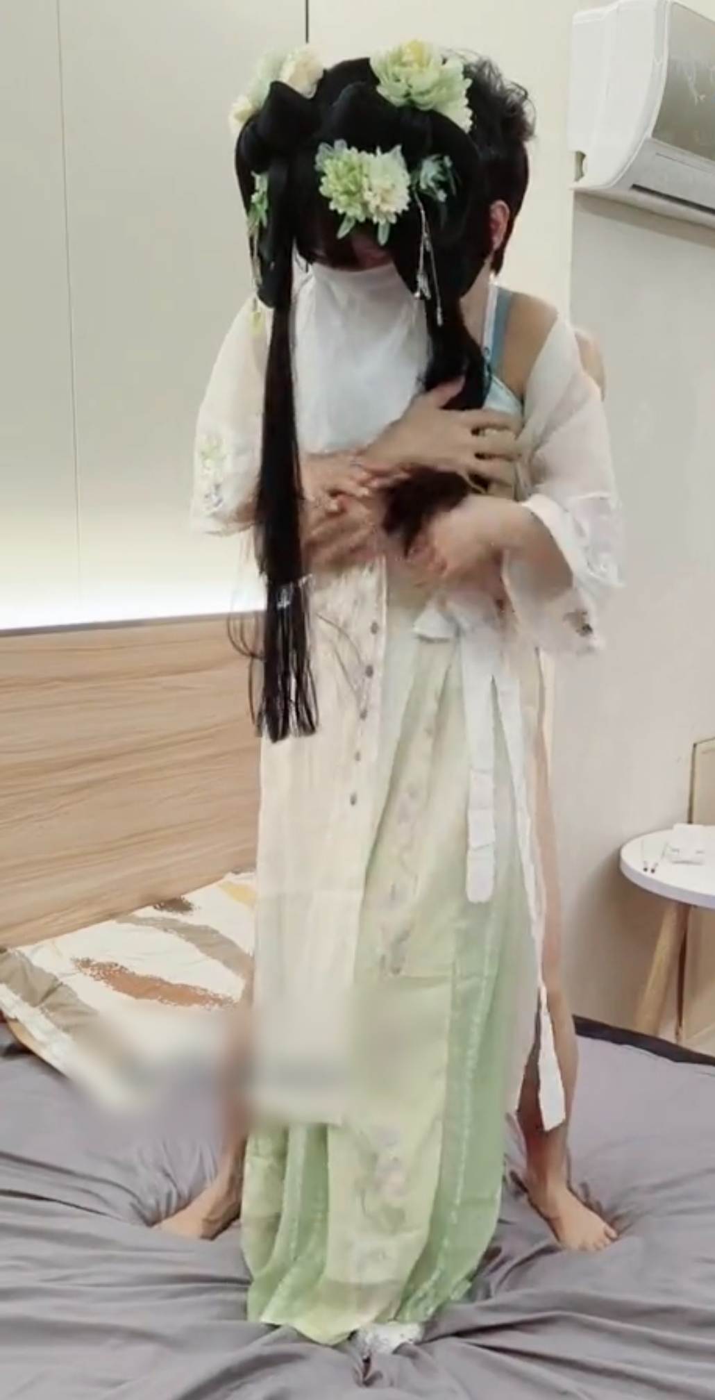 汉服肉丝小姐姐被掐脖子拽辫子狠狠插