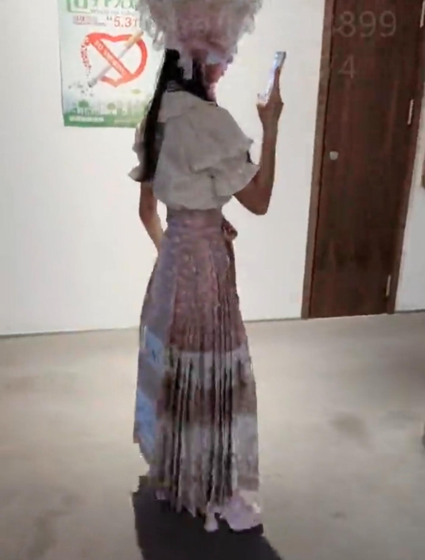 让苗族少女体验肉棒按摩 插哭求饶