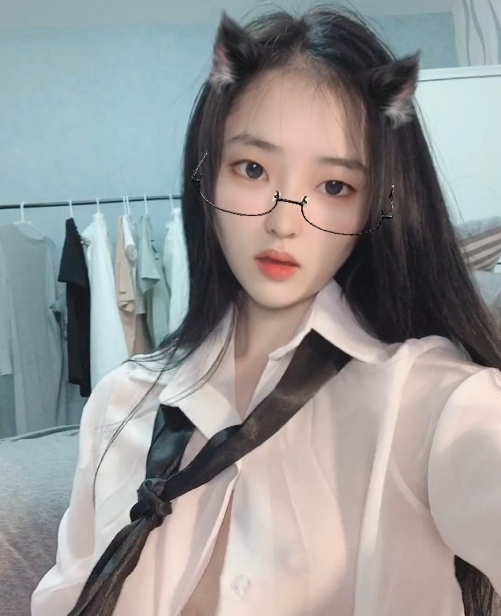 芋喵喵 眼镜猫耳萌妹自慰电动假鸡巴快速抽插 淫语浪叫