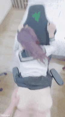 【童颜巨乳Coser福利姬】顶级BBW吊钟大奶萝莉鲜「鮮奶茶」FO露脸私拍，被富二代男友圈养调教成小母狗乳交啪啪