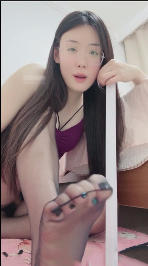 玩物直播夏老师-20250620 第一视角-偷闻继母黑丝发臊【1V】【519MB百度云】-第3张图片-萌站
