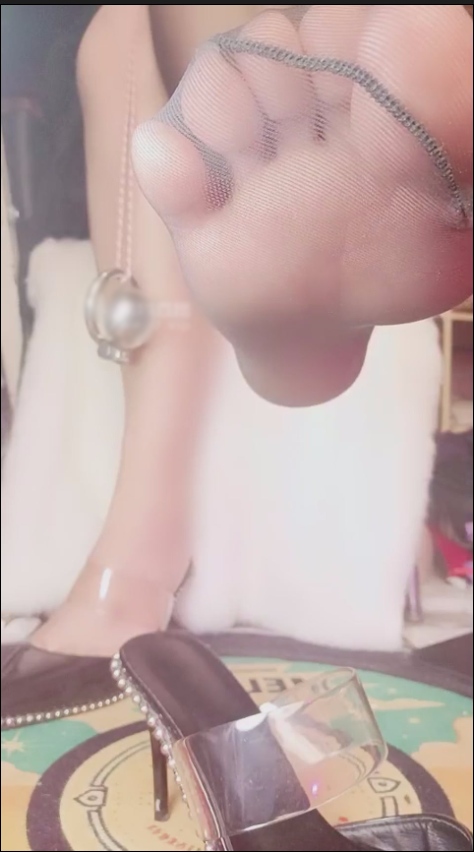 玩物直播美柠S-20250607 第一视角-带锁吸香水变身雌堕【1V】【881MB】-第2张图片-萌站