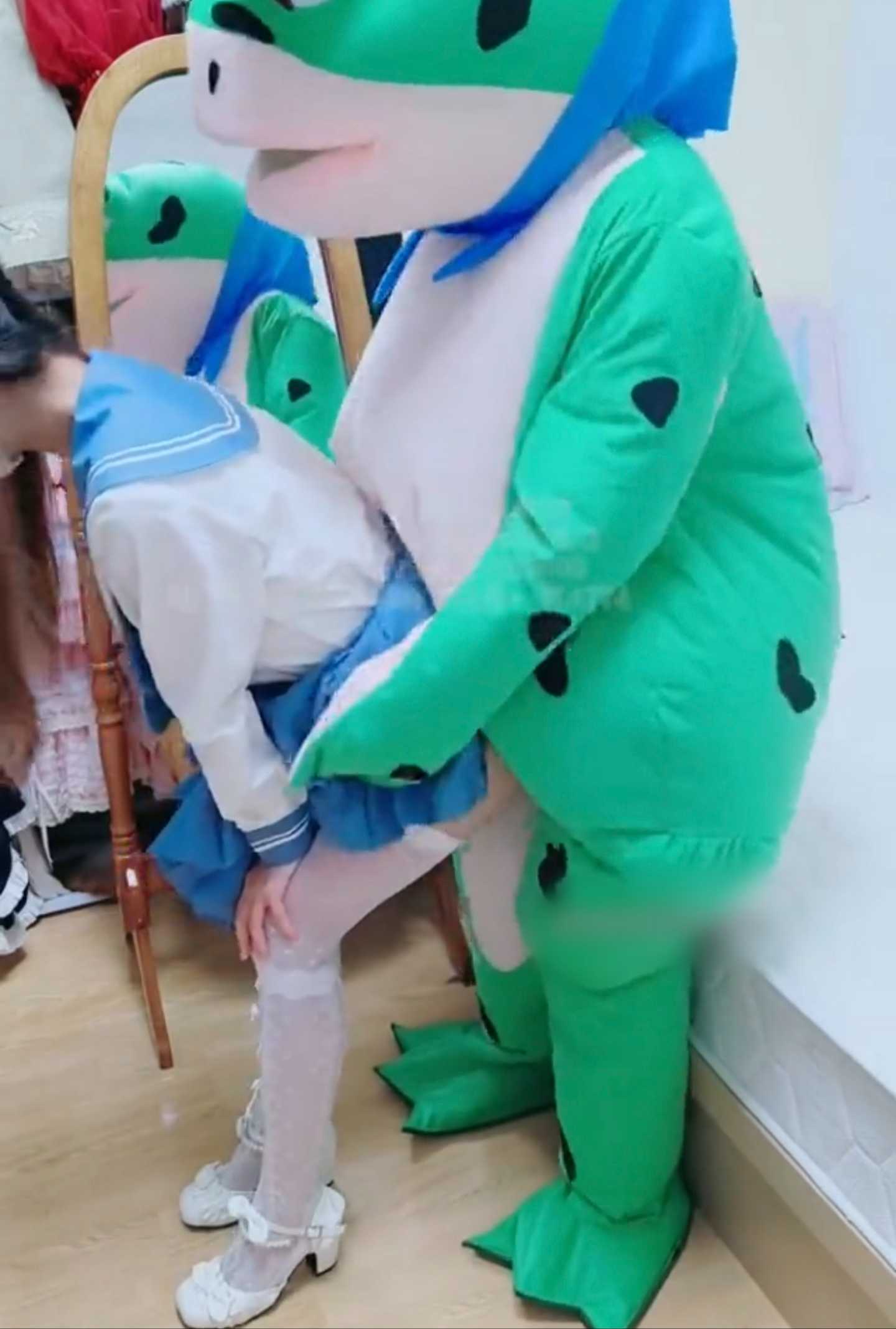 哥哥实在忍不住了。穿着青蛙装直接插