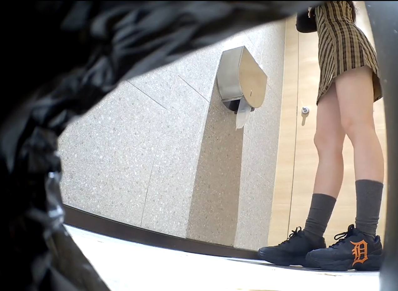 【90分钟超长厕所偷拍视频·黄金剪辑版】酒吧卫生间偷拍各种美女尿尿的姿势-第4张图片-萌站