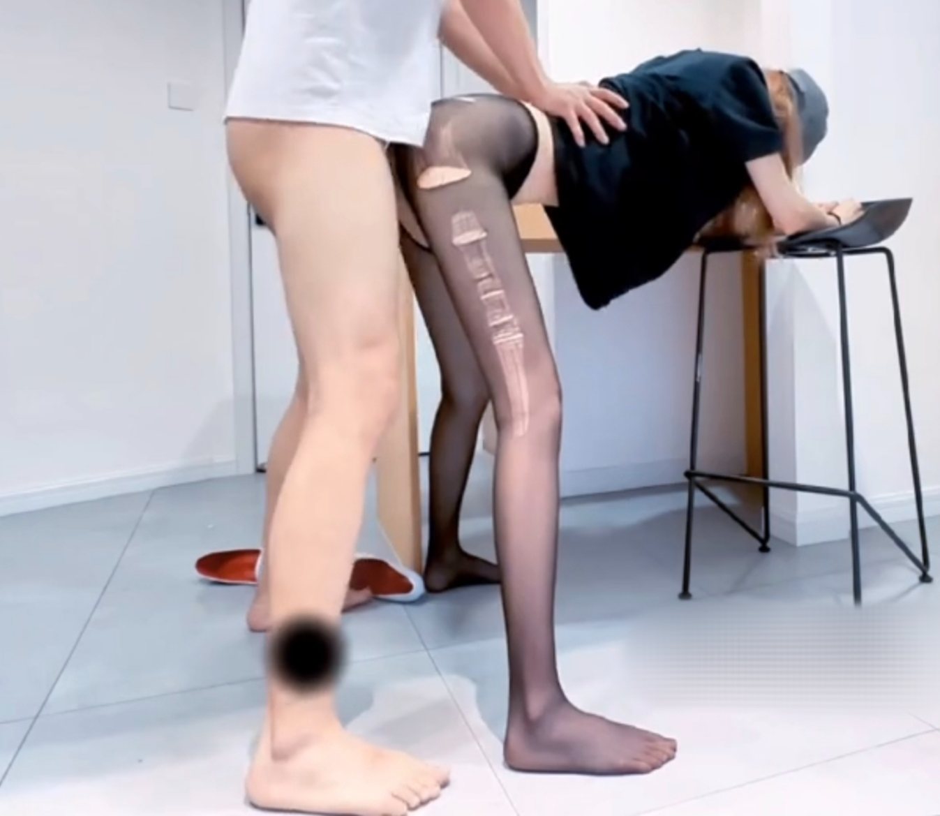 车展嫩模一下班男友就忍不住猛操