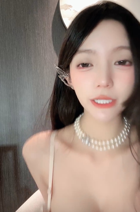 明星颜值【小姨子的一天】极品颜值~骚话玉足勾引~大奶长腿 第二弹【5V/10G】