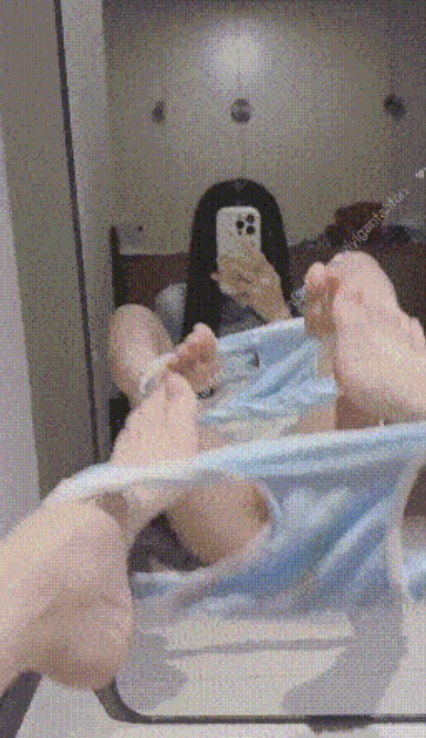 推特嫩妹【依宝yiyiganfanfan】极品可爱一线天掰穴撒尿 [6P+131V+664m]-第3张图片-萌站