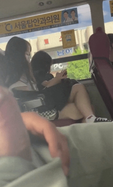 韩国街射露出 公共场合大胆掏出JB 还有个妹子帮着撸 [1v765M]-第2张图片-萌站