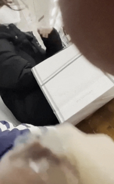 韩国街射露出 公共场合大胆掏出JB 还有个妹子帮着撸 [1v765M]-第4张图片-萌站