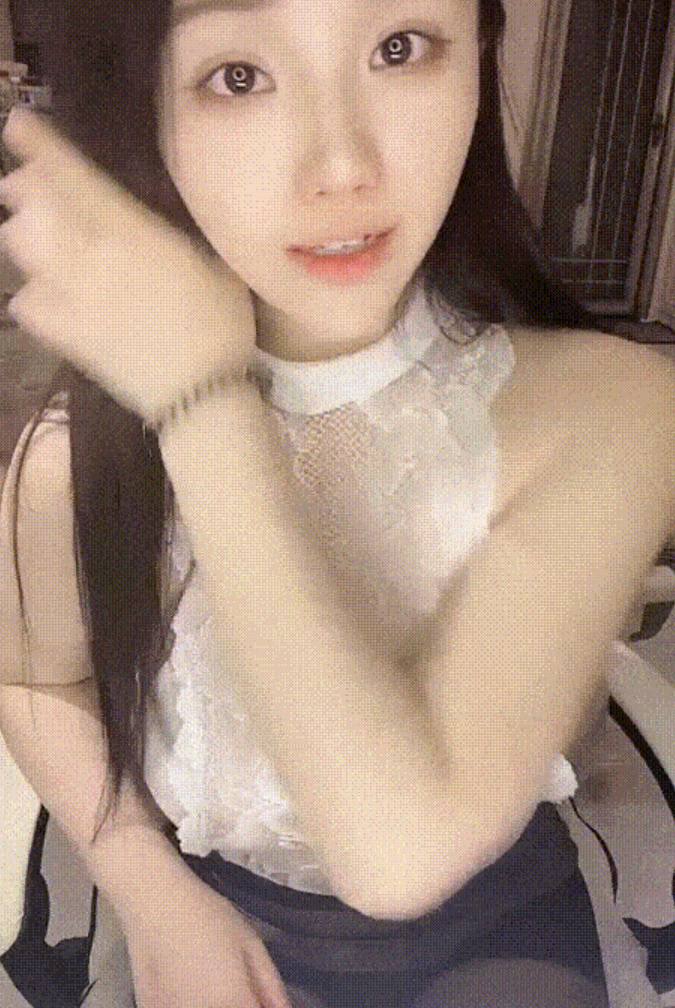 [主播成都徐若瑄]极品身材御姐黑丝白丝肉臀自慰插穴潮喷 [2v+3.8g]-第3张图片-萌站
