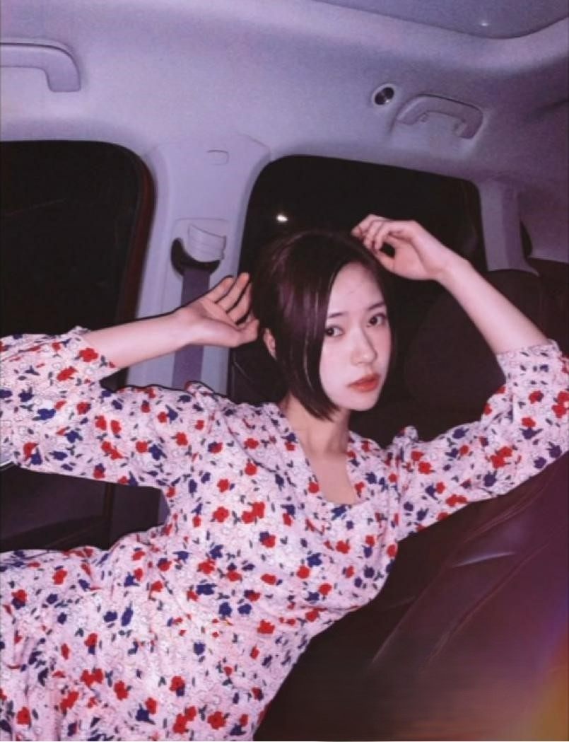 某校拜金女大学生 开迈巴赫惊艳校园 自信魅力引爆全场 时尚造型与豪车气场完美融合（两视频）-第4张图片-萌站