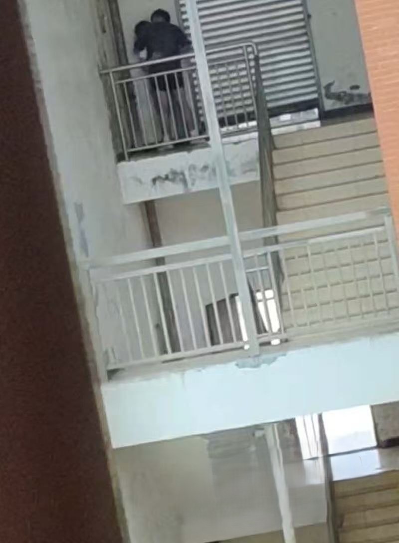 四川高级职业中学小情侣课间欲火难耐翘课出楼梯间口交被偷拍曝光引发吃瓜热议！-第2张图片-萌站