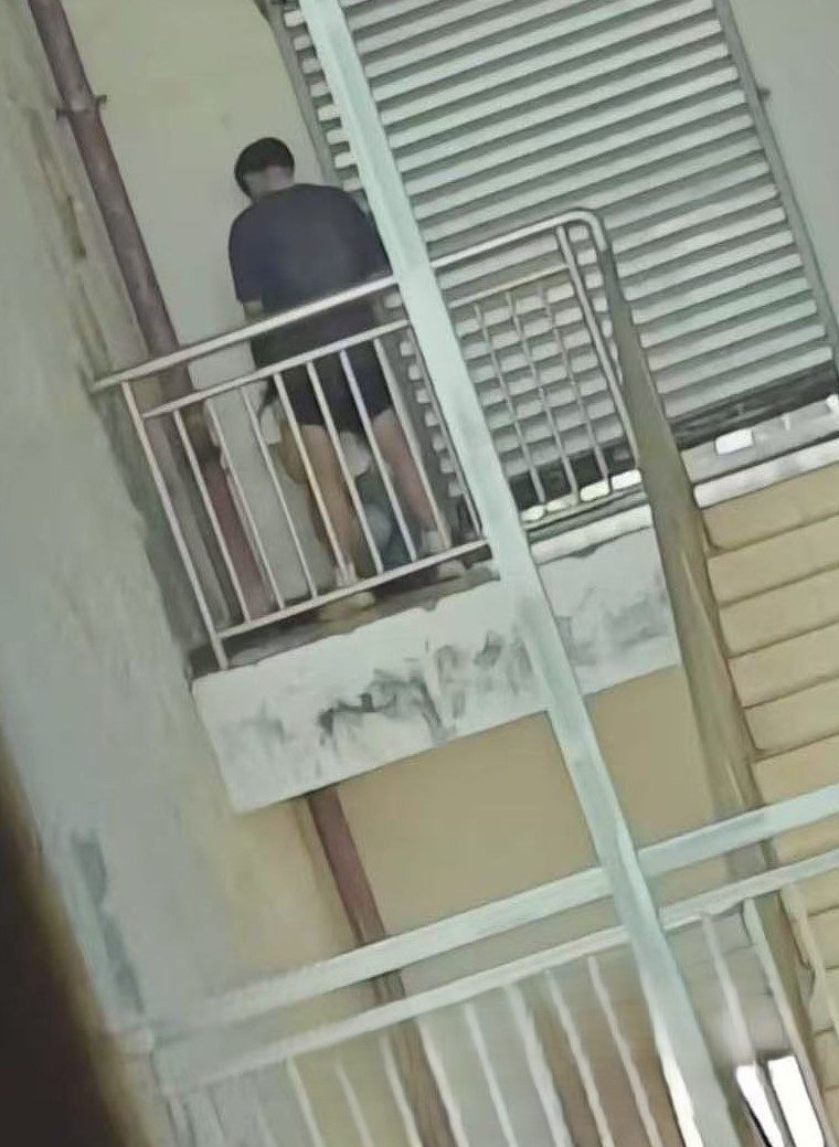 四川高级职业中学小情侣课间欲火难耐翘课出楼梯间口交被偷拍曝光引发吃瓜热议！-第3张图片-萌站