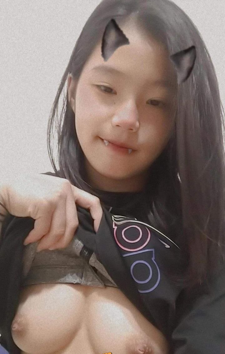 大三妹子黄佩雯分手后 开房私密视频遭男友曝光 露脸吞精 看似清纯乖巧 床上竟然如此风骚-第3张图片-萌站