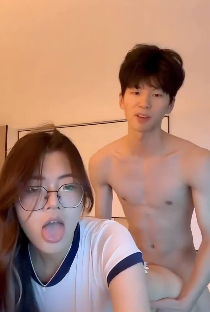 反差研究生学姐与体育生学弟做爱露脸视频流出 疯狂抽插大屁股 今夜注定无眠啊!-第2张图片-萌站