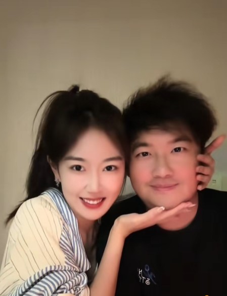 北京富哥曝光 太原师范大学11w粉丝网红 蛋挞儿 断崖式分手加无缝衔接新的金主！-第2张图片-萌站