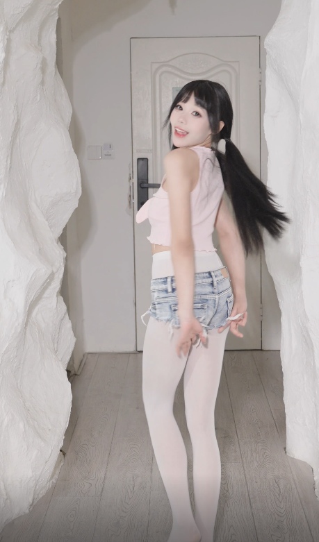 129 – 咬一口兔娘(黏黏团子兔)-Roly Poly [1V]