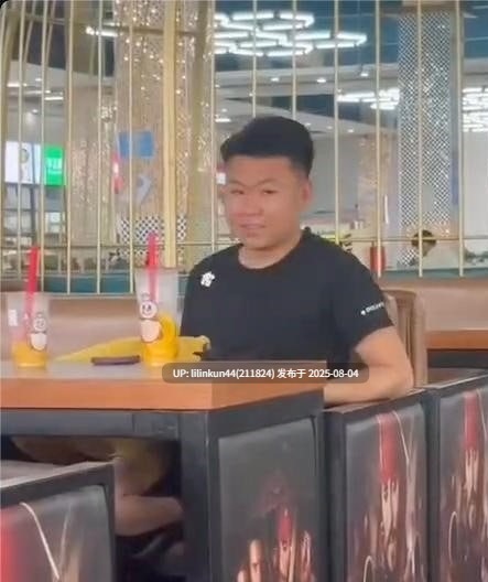 青岛技师学院食堂惊现春色一幕 小姐姐趴在桌下给男友深情口交 这也不是春天啊!-第2张图片-萌站